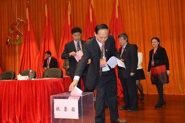 1458547976988870.jpg 图为主席团成员率先投票_缩小大小.JPG