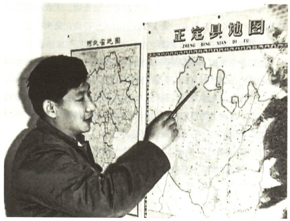 △在河北正定工作时,习近平同志在办公室地图前谋划正定的发展。