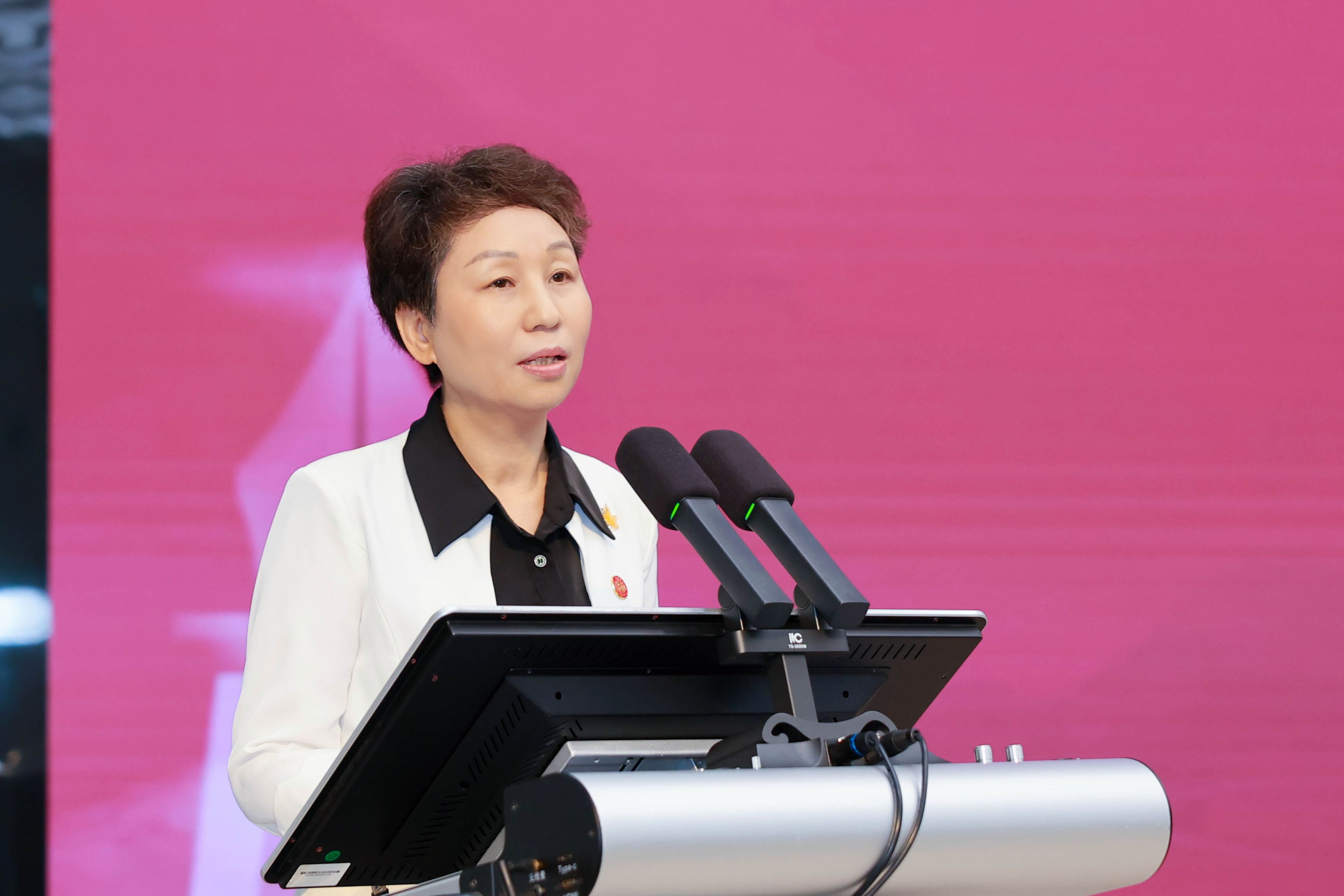 看见教师，成就教育——党委书记张彩虹在庆祝第42个教师节暨表彰大会上的讲话