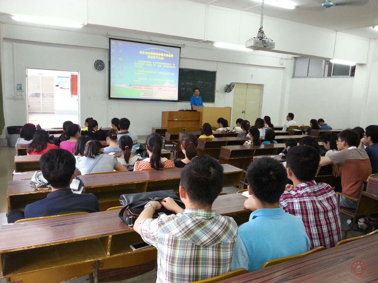 同学们认真聆听老师指导论文.jpg