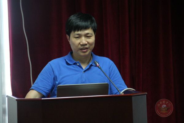 黄元华副院长主持讲座.jpg