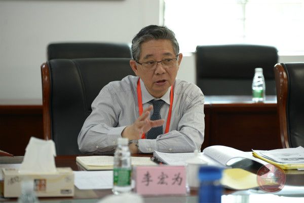 李宏为副组长询问我校办学状况.jpg