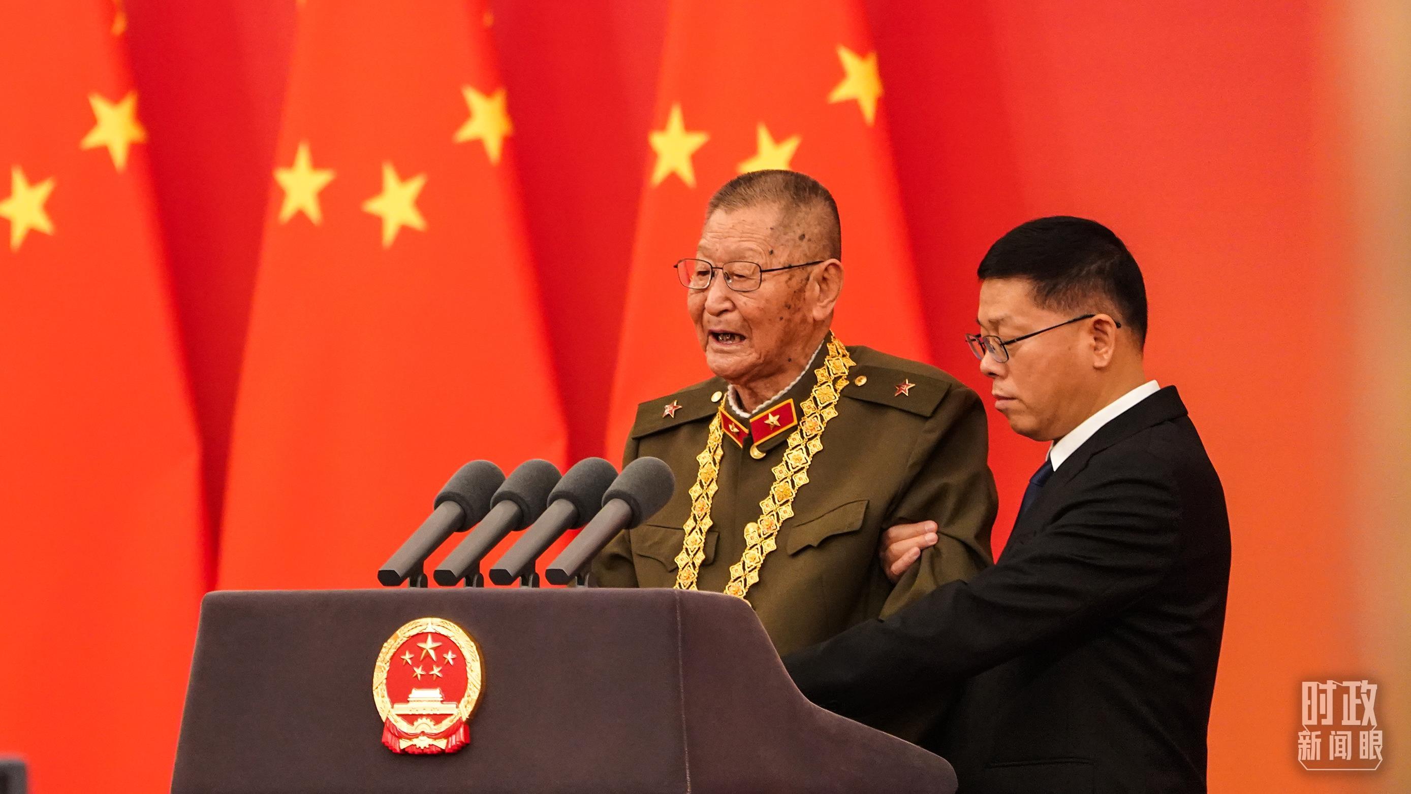 △“共和国勋章”获得者黄宗德在颁授仪式上发言。(总台记者李晋拍摄)