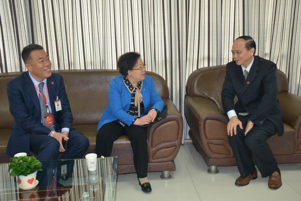1458547773110234.jpg 会前,李萍副部长与校领导亲切交谈_缩小大小.JPG