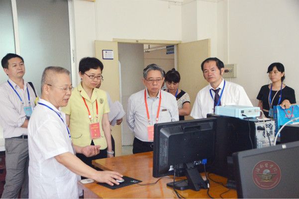 专家们观摩实验生理教学平台.jpg