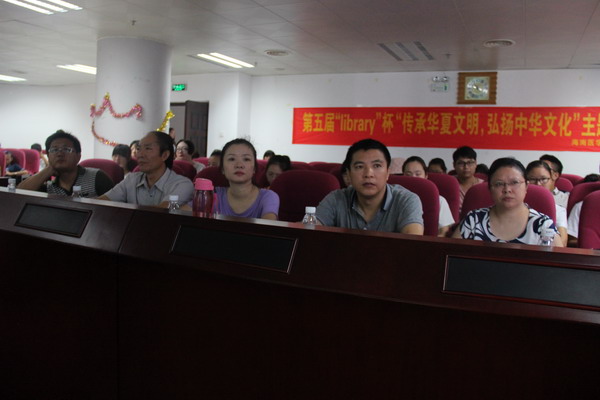 1447896969905560.jpg 出席辩论赛决赛现场的评委老师们_缩小大小.JPG