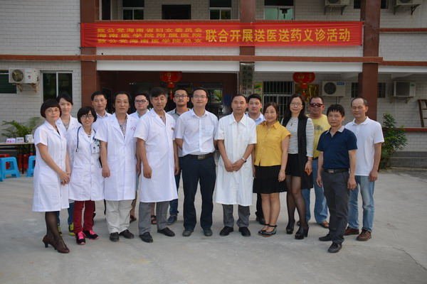1460603305138596.jpg 参加义诊的专家和库区领导合影_缩小大小.JPG