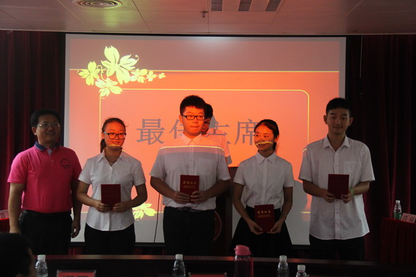 1447897140665357.jpg 学工部余伟新副部长为最佳主席颁奖_缩小大小.JPG