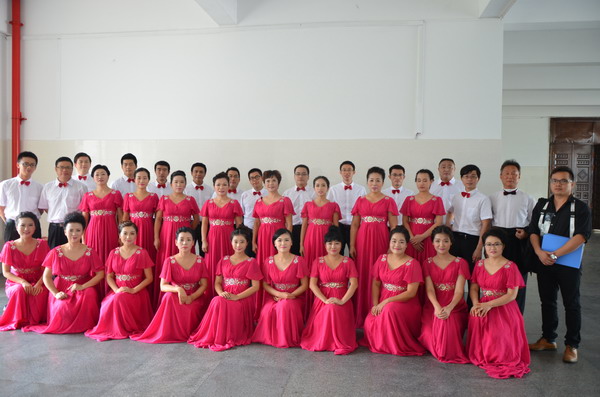 1467104496449639.jpg 指挥与钢伴老师与所有队员合影.JPG