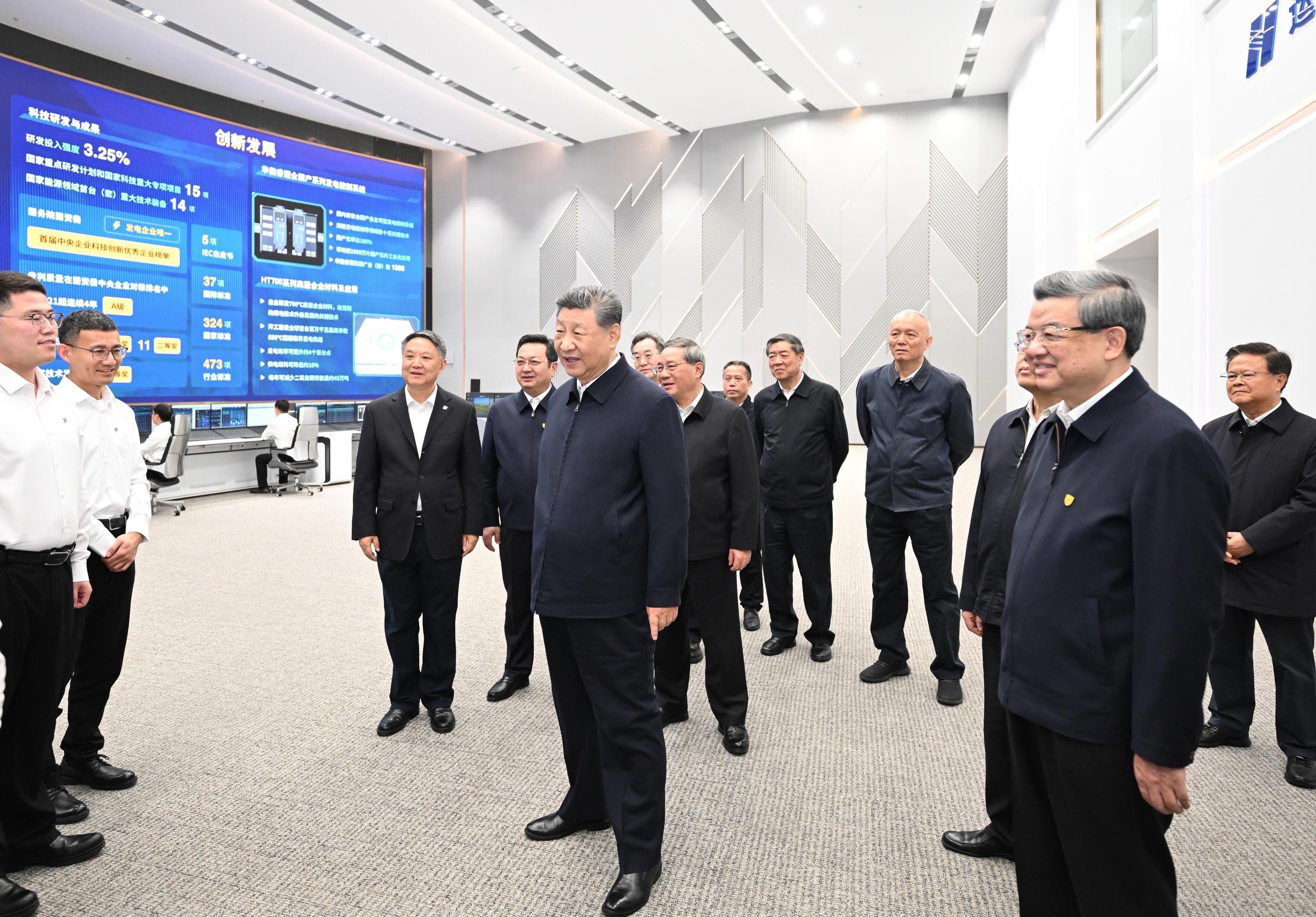 △2026年3月23日,习近平总书记在河北雄安新区中国华能集团有限公司考察时,同企业员工亲切交流。
