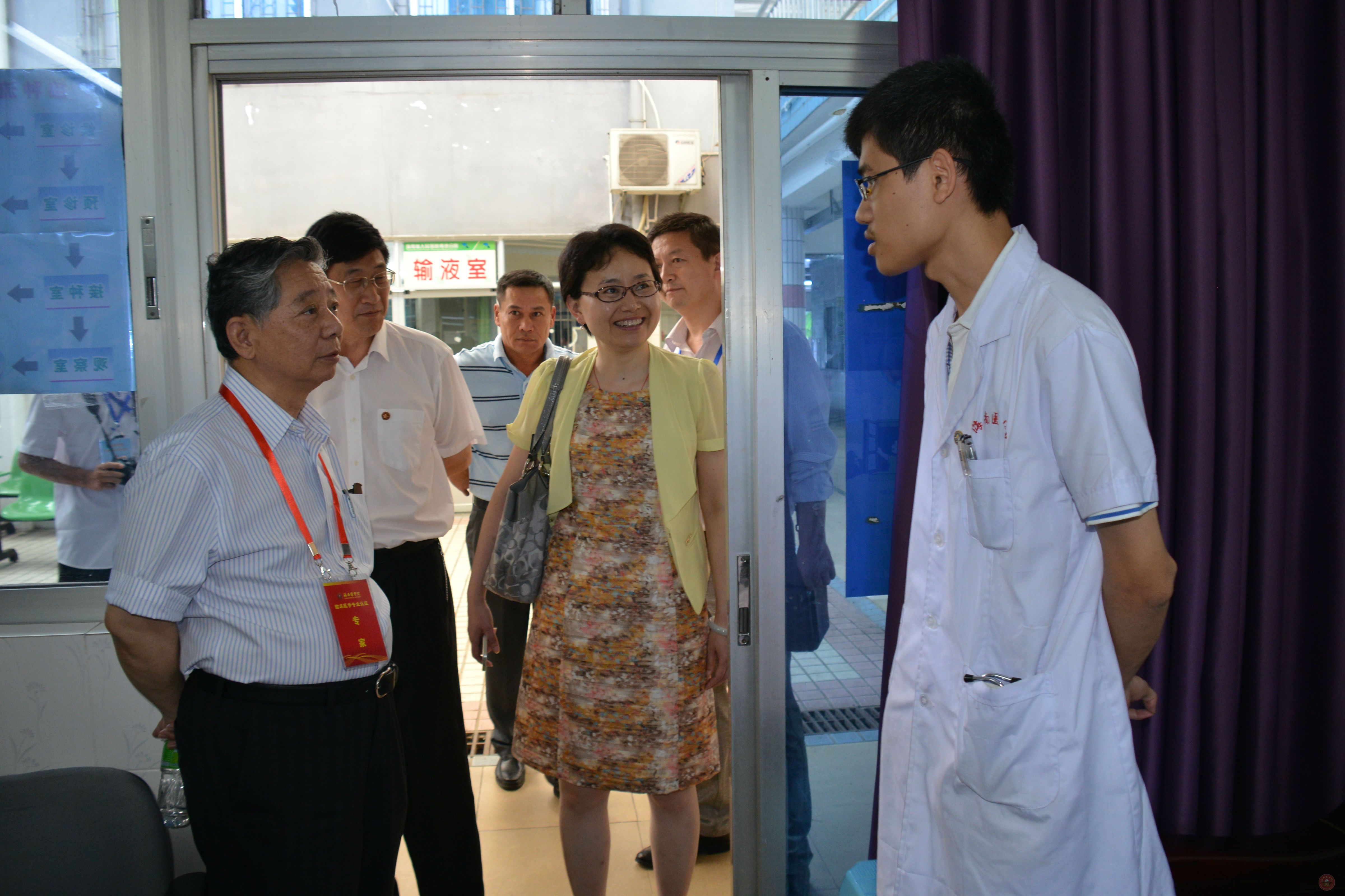 在南沙社区医院与实习的学生交谈.jpg