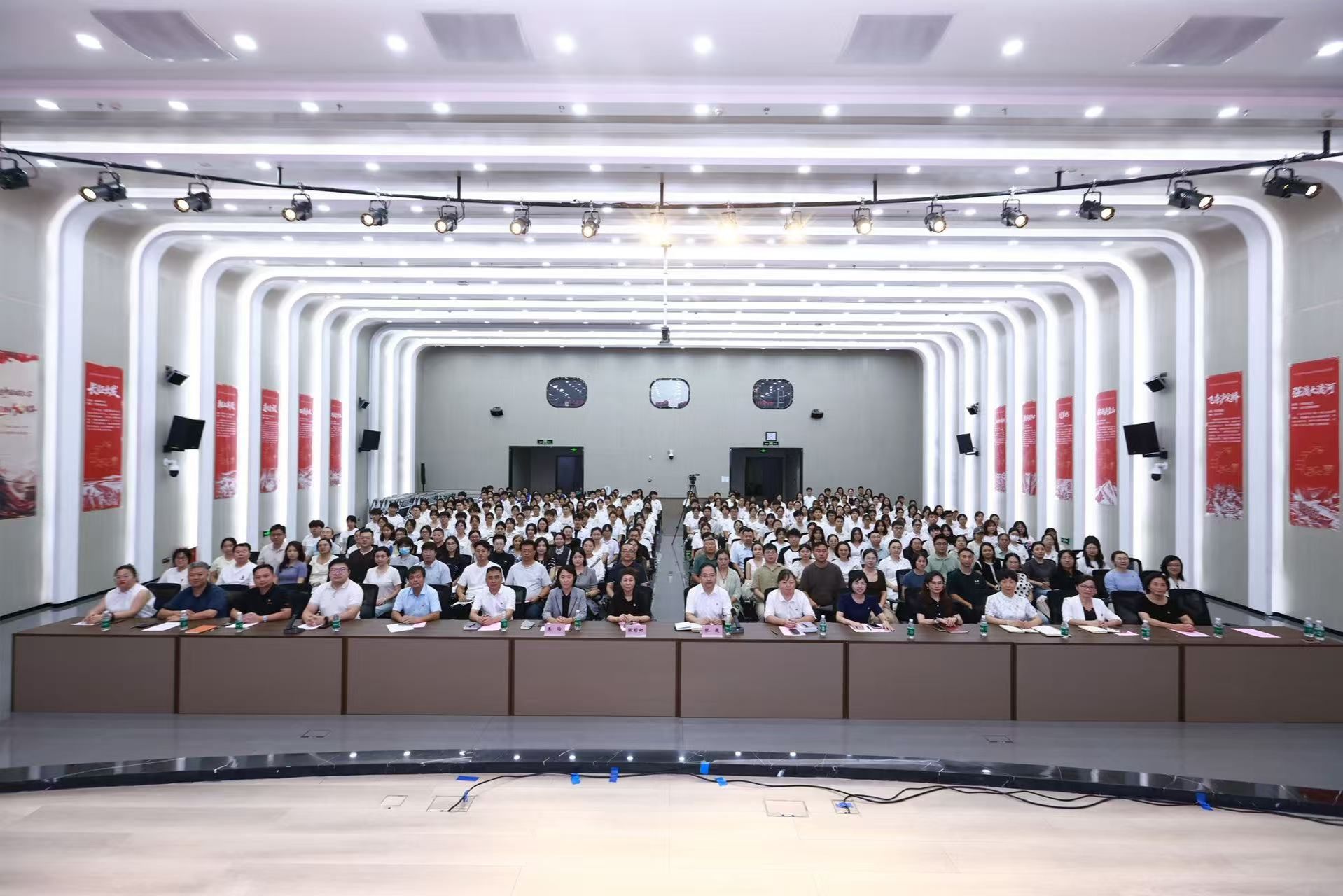 弘扬长征精神、汲取奋进力量，走好新时代长征路——党委书记张彩虹讲授2026年“青马工程”开班第一课