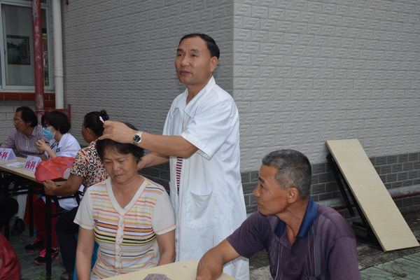 1460603205874577.jpg 郭教礼教授按摩、针灸、开药,忙得不亦乐乎。_缩小大小.JPG