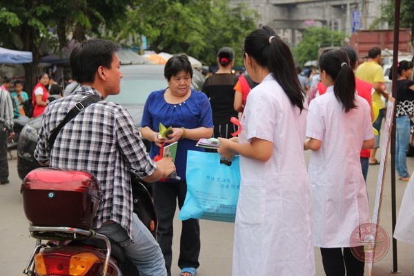 向群众发放预防艾滋病宣传手册.jpg
