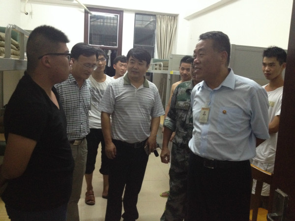 1441675532865713.jpg 吕校长实地考察新生宿舍.jpg