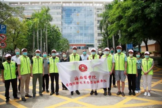 党员志愿服务队支援三亚。图片来源:海南医学院