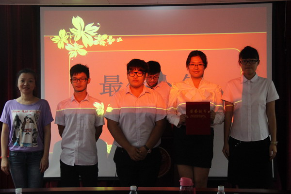 1447897103853234.jpg 校团委书记符琬聆为最佳人气队颁奖_缩小大小.JPG