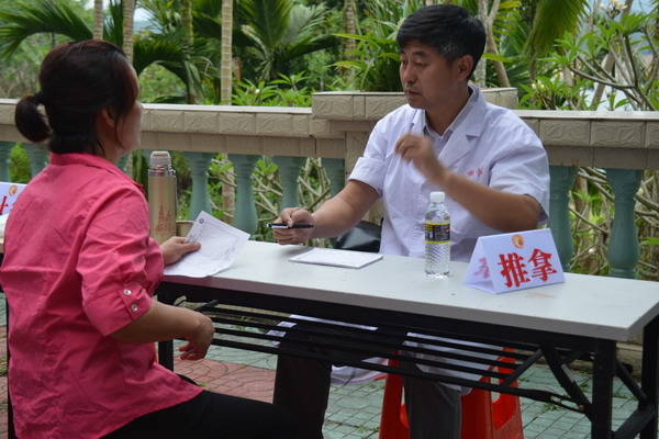 1460603247864852.jpg 王家辉教授参加义诊活动积极性蛮高,只要未出差岛外,每叫必到。_缩小大小.JPG