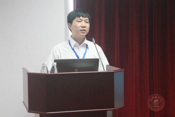 海南医学院副院长黄元华主持仪式.jpg