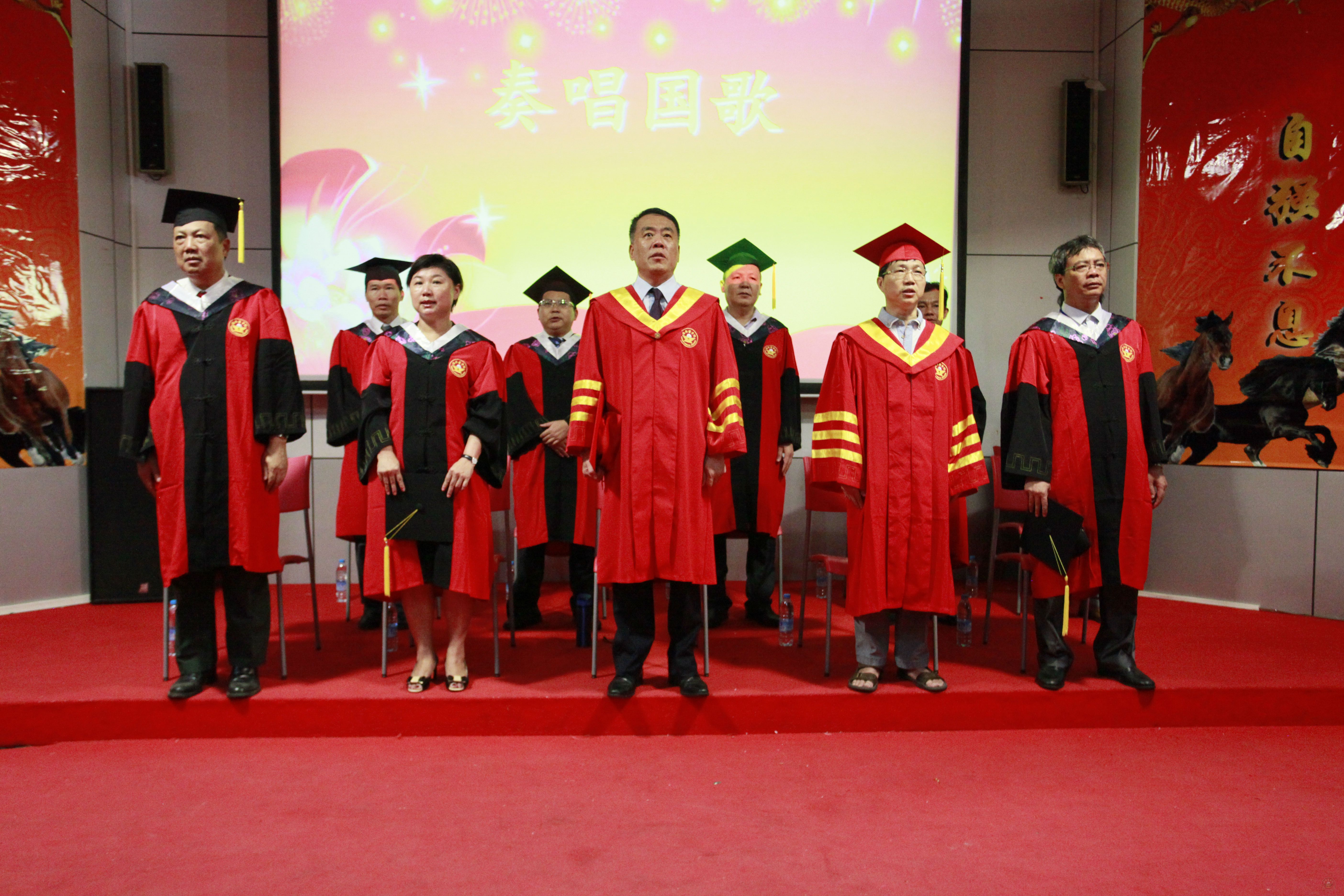 中医学院 唱国歌.JPG