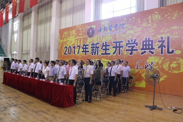 1504771578358497.jpg 全体起立升国旗.jpg