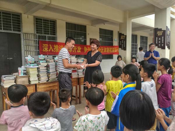 1501686742810288.jpg 林英姿副校长代表海南医学院向乌石坡村小学捐赠了一批文具和书本.jpg