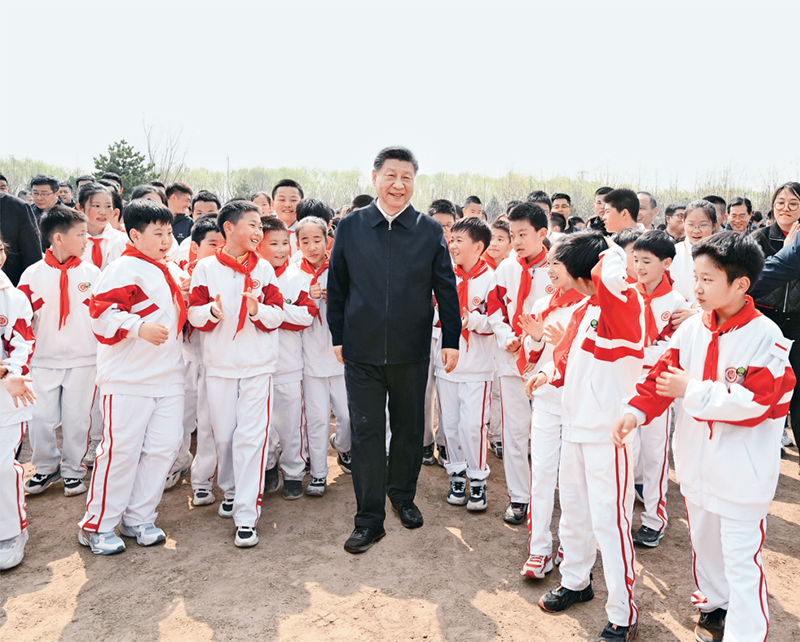 2024年4月3日，党和国家领导人习近平、李强、赵乐际、王沪宁、蔡奇、丁薛祥、李希、韩正等来到北京市通州区潞城镇参加首都义务植树活动。这是习近平同少先队员在一起。 新华社记者 李学仁/摄