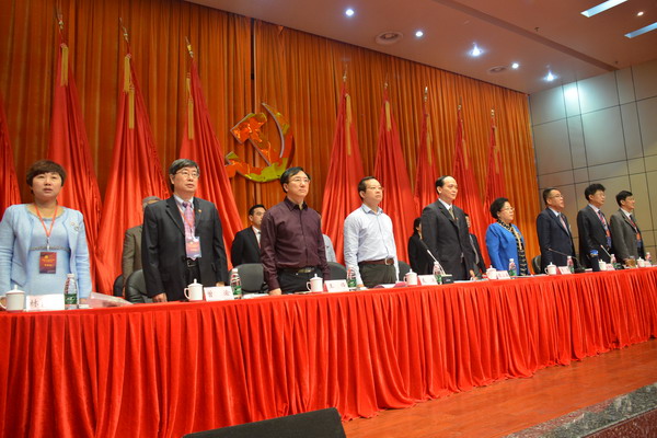 1458548132532087.jpg 主席台领导与参会代表一同高唱国歌_缩小大小.JPG