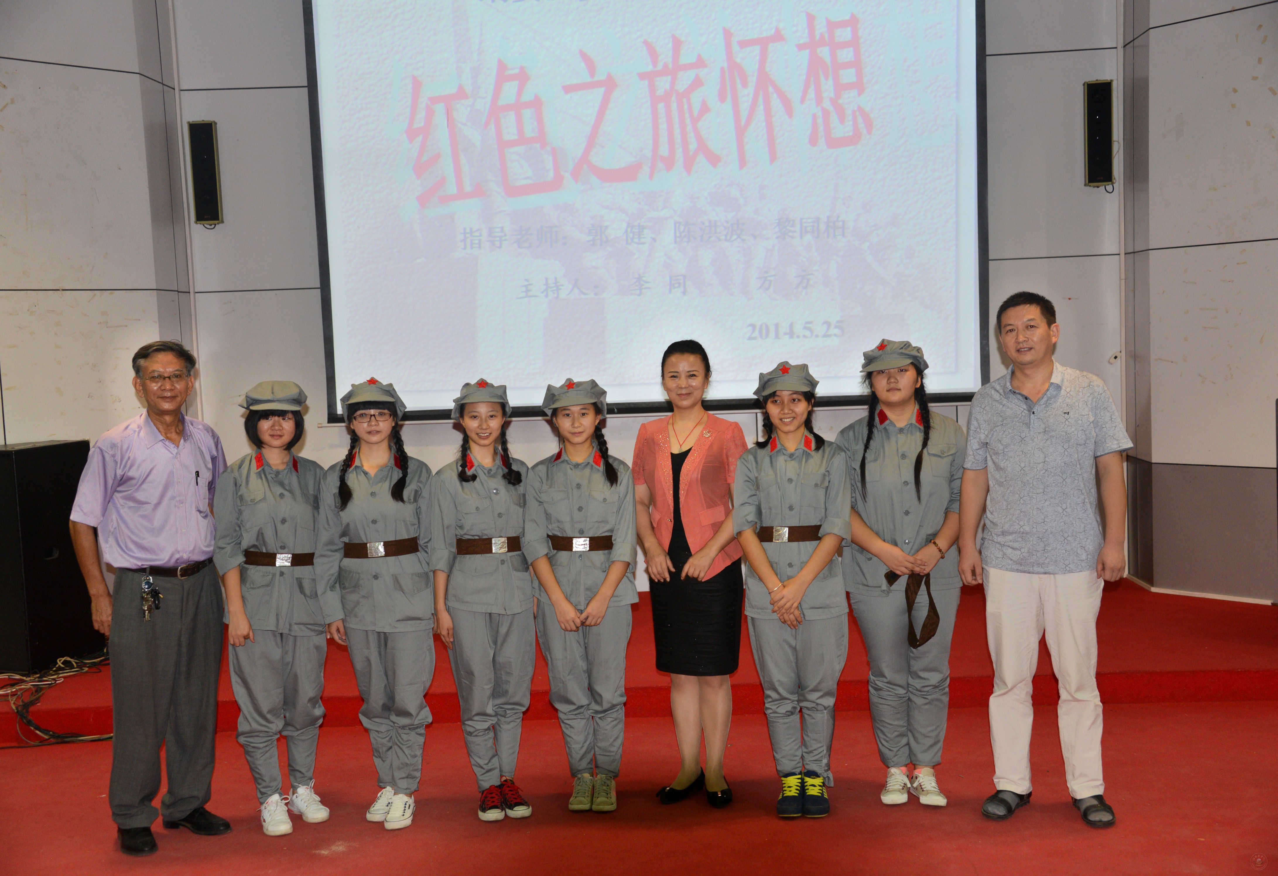 任课老师与获一等奖小组合影.JPG