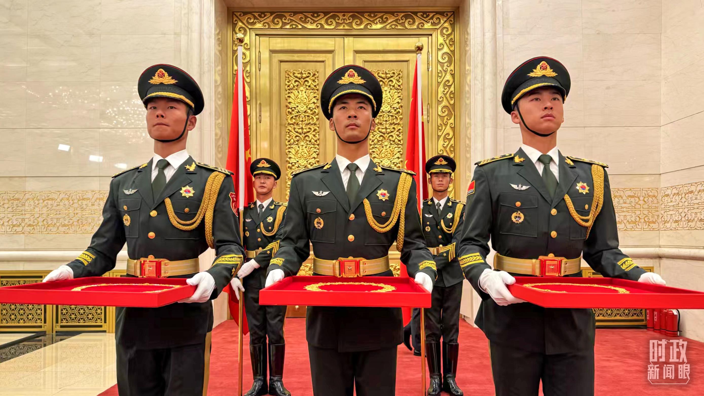 △礼兵手捧共和国勋章、友谊勋章和国家荣誉称号奖章。(总台央视记者李增仁拍摄)