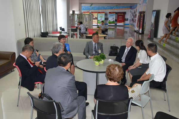 1474361324293089.jpg 授牌仪式前,吕传柱院长、林英姿副院长与前来参加活动的嘉宾和有关领导亲切交流.jpg