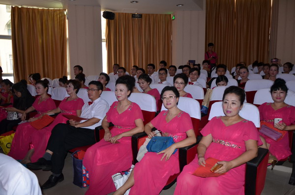 1467104264962319.jpg 合唱队队员认真观看演出.JPG