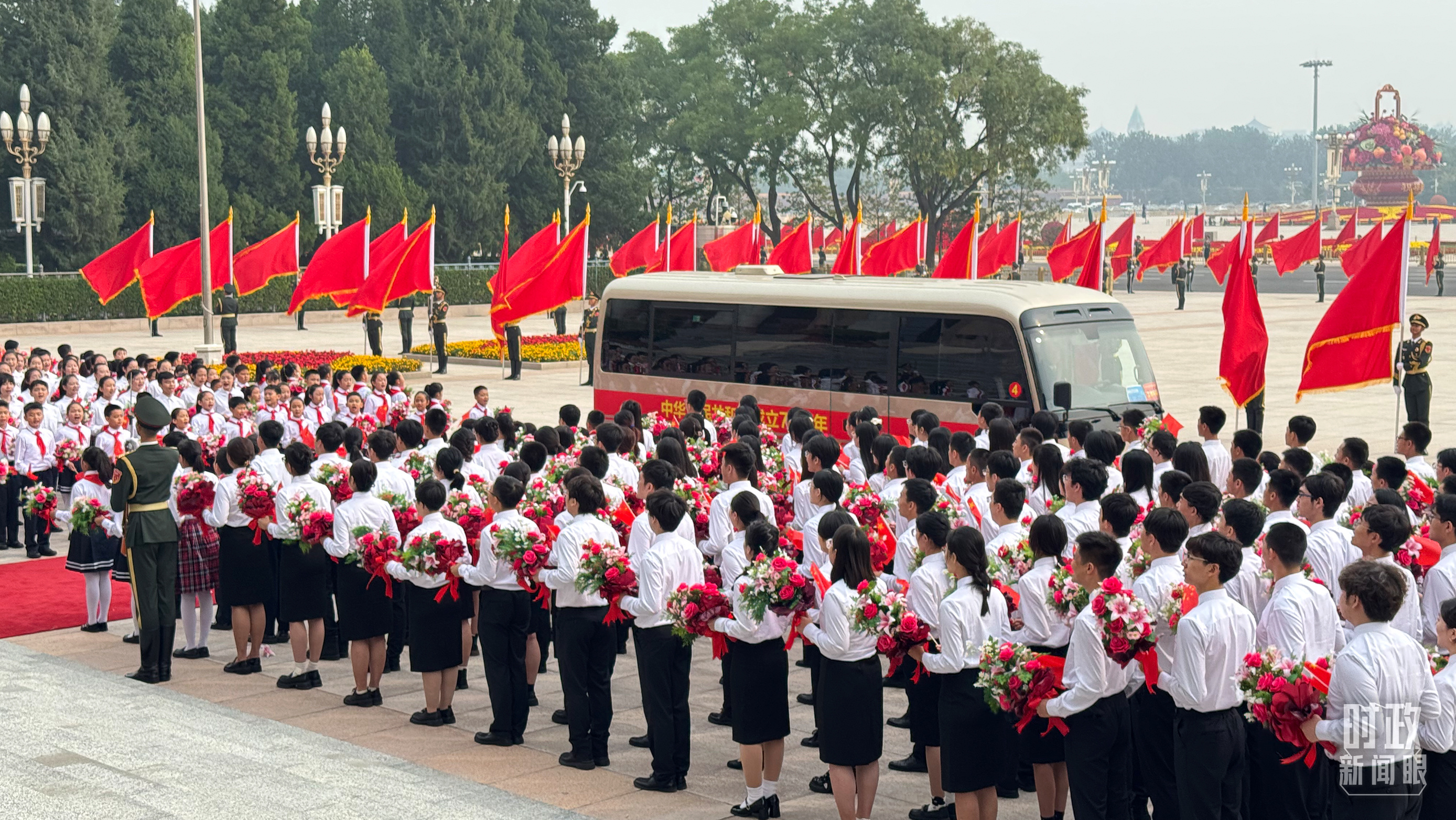 △2024年9月29日，人民大会堂外，少先队员列队迎接英雄模范。（总台央视记者蒋硕拍摄）