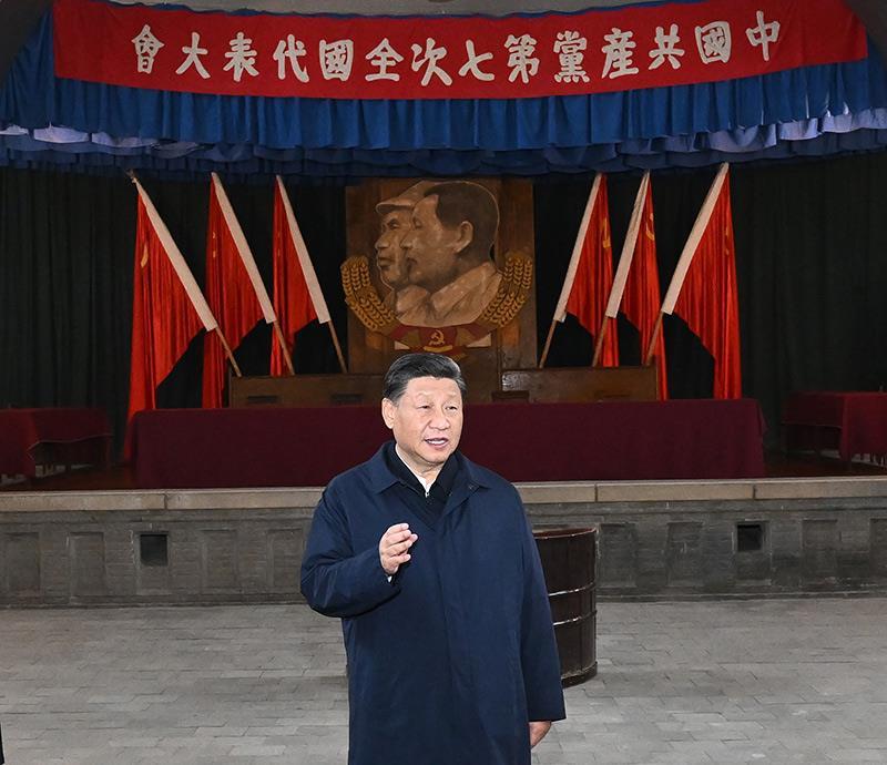 △2022年10月27日，习近平总书记在陕西延安杨家岭瞻仰中共七大会址。