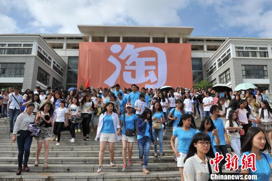 中国最年轻大学校长淘宝网上“卖”毕业生（图）