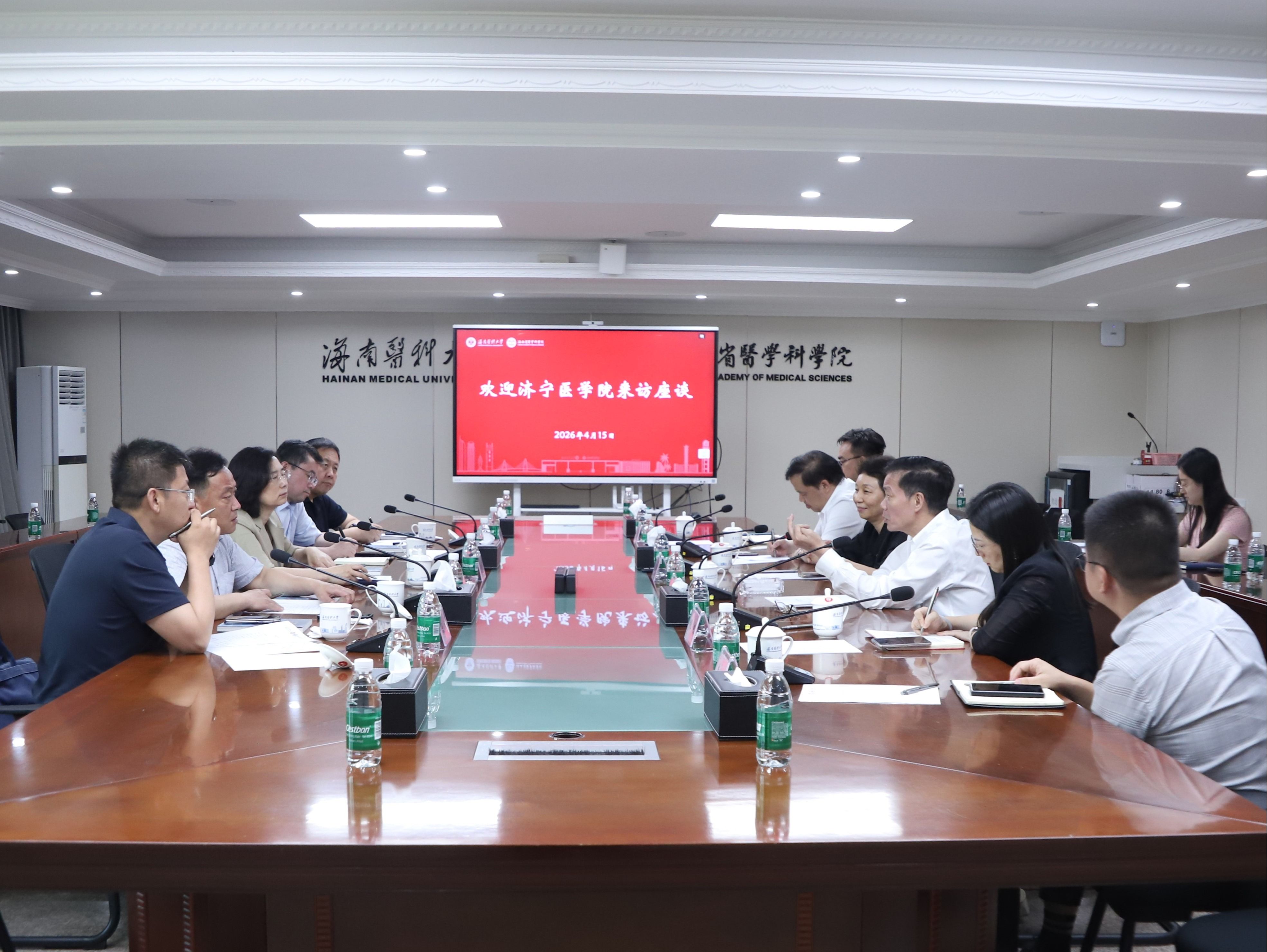 济宁医学院党委书记卢国华一行来我校交流访问