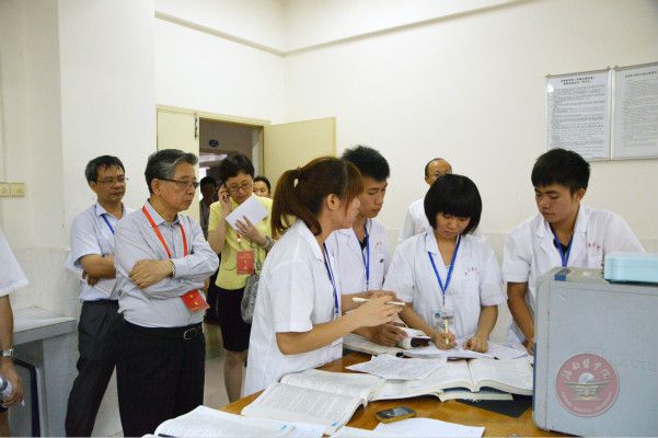 专家们观摩机能学实验课.jpg